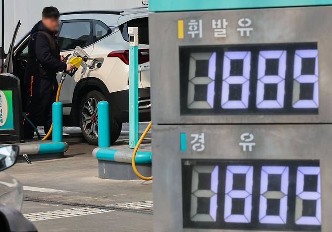 미국의 대이란 공습 이후 급등하던 국내 기름값이 상승세를 멈추고 하락세로 전환했다. 11일 한국석유공사 유가정보시스템 오피넷에 따르면 서울 평균 휘발유 가격은 전날보다 3.4원 내린 ℓ당 1943원, 경유 가격은 10.3원 떨어진 ℓ당 1956.8원으로 집계됐다. 이날 오후 서울 시내 한 주유소에 유가 가격이 게시돼 있다. 뉴시스