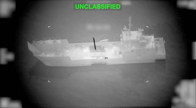 미 중부사령부(CENTCOM)가 공개한 영상에서 미군이 호르무즈 해협 인근에서 이란 기뢰 부설 선박을 정밀 타격하는 장면이 열영상 화면에 포착되고 있다. 로이터 연합뉴스