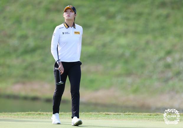 퍼팅을 마치고 이동하고 있는 방신실. 사진 제공=KLPGA