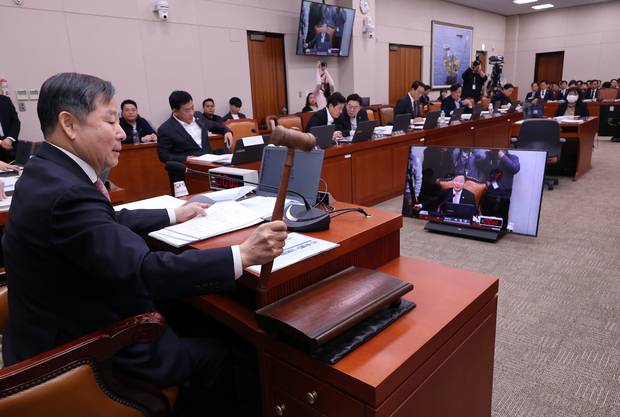 이철규 국회 산업통상자원중소벤처기업위원장이 이달 9일 국회에서 열린 산자위 전체 회의의 시작을 알리고 있다. 연합뉴스