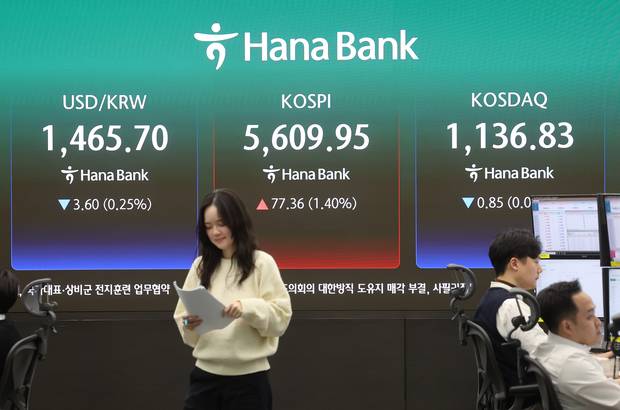 코스피가 1% 넘게 올라 5600대로 마감한 11일 서울 중구 하나은행 딜링룸에서 직원들이 업무를 보고 있다. 이날 코스피는 전장보다 77.36포인트(1.40%) 오른 5609.95에 장을 마쳤다. 연합뉴스