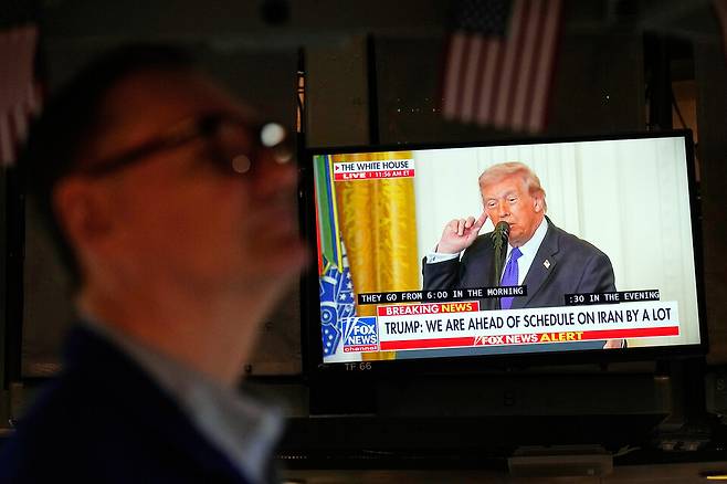 뉴욕 증권거래소의 TV 화면 속 도널드 트럼프 미국 대통령 ⓒAP=연합뉴스