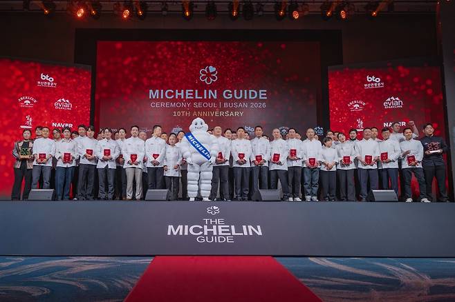 5일 부산 해운대구 시그니엘 부산에서 열린 ‘미쉐린 가이드 서울·부산 2026’ 공개 행사에서 한 자리에 모인 스타 레스토랑 셰프들과 스페셜 어워드 수상자들.      미쉐린 가이드 제공&nbsp;