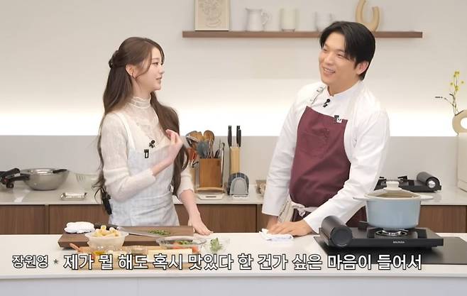 아이브 장원영과 함께 요리 이야기를 나누고 있는 안성재 셰프(오른쪽)    사진출처 ｜ 유튜브 ‘셰프 안성재’