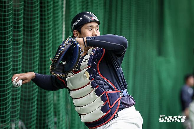 롯데 유강남이 지난달 27일 일본 미야자키 소켄스타디움서 열린 스프링캠프 도중 송구 훈련을 소화하고 있다. 사진제공｜롯데 자이언츠