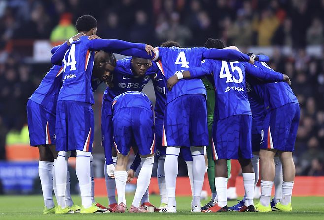 7일(현지시간) 영국 웨일스 렉섬에서 열린 에미레이츠 FA컵 5라운드 렉섬과 첼시의 경기 시작에 앞서 첼시 선수들이 센터서클에서 허들을 하며 결의를 다지고 있다. 게티이미지