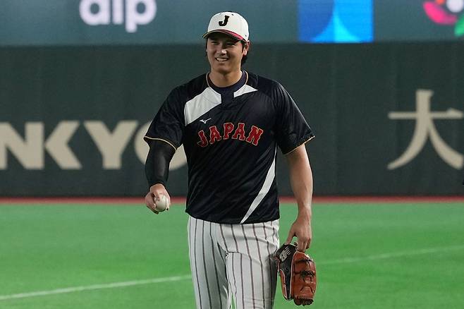 일본 야구대표팀 오타니가 10일 WBC 체코전에 앞서 투구 훈련을 마친 뒤 벤치로 향하고 있다. AP연합뉴스
