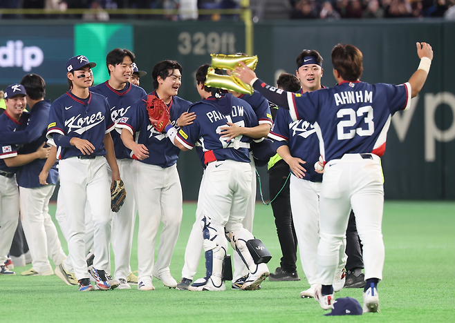 WBC 대표팀 선수들이 9일 호주를 꺾고 기뻐하고 있다. 연합뉴스