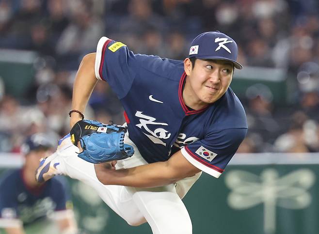 손주영이 지난 9일 일본 도쿄돔에서 열린 호주와의 2026 월드베이스볼클래식 조별리그 C조 최종전에 선발 등판해 공을 던지고 있다.  도쿄 | 연합뉴스