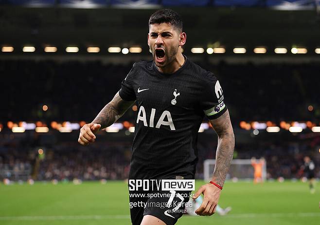 ▲ 로메로는 최근 이적설이 강하게 불거지고 있다. FC바르셀로나, 아틀레티코 마드리드 등과 연결되며 토트넘을 떠날 가능성이 생겼다. 경기 내외적으로 시끄러운 상황에 놓인 토트넘의 주장이다. 구단도 팀 재건을 위해 로메로를 내놓을 생각인데 챔피언스리그 5실점으로 의문점을 안겼다.&nbsp;