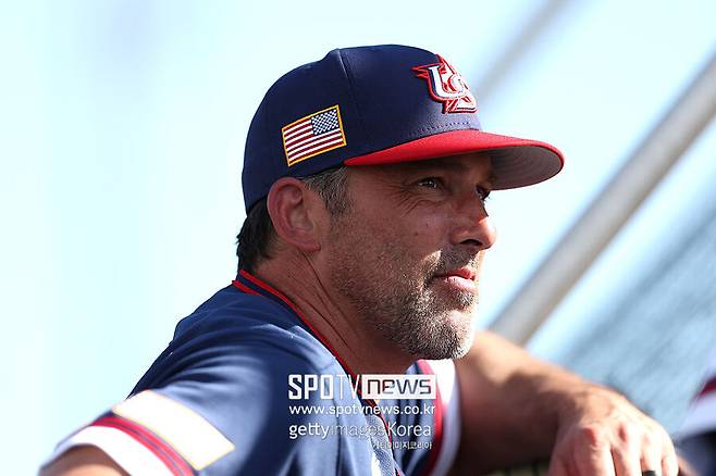 ▲ 마크 데로사 미국 야구 대표팀 감독. 미국은 11일 열린 2026&nbsp;월드베이스볼클래식 1라운드 B조 이탈리아와의 경기에서 석패했다. 3승1패로 1라운드를 마친 가운데 12일 이탈리아-멕시코전 결과에 따라 8강 진출 여부가 결정되는 상황이다. 그런데 데로사 감독은 이탈리아전을 앞두고 이미 미국이 8강 진출을 확정했다고 말해 논란에 휩싸였다. 경기 후 자신이 착각했다며 잘못을 인정했다.