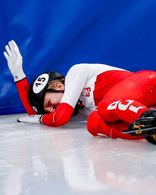 ▲ 선두를 달리던 셀리에르는 이탈리아의 아리아나 폰타나에게 추월을 허용한 뒤 코너 구간에서 균형을 잃었다. 이 과정에서 뒤따르던 미국의 크리스틴 산토스 그리스월드의 스케이트 날이 우발적으로 셀리에르의 왼쪽 눈 위를 스치며 큰 부상으로 이어졌다.