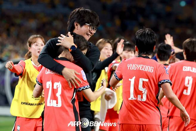 기뻐하고 있는 신상우 감독과 대한민국 여자축구대표팀 선수들. /AFPBBNews=뉴스1