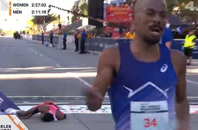 LA 마라톤 대회에서 선수가 대회 관계자와 페이스 차량의 잘못된 코스 안내로 인해 결승선을 코앞에 두고 우승을 놓치는 황당한 사건이 발생했다. /사진=데일리메일 갈무리