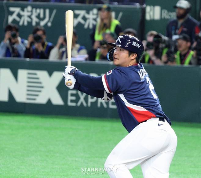 야구 대표팀 문보경이 9일 도쿄돔에서 열린 2026 WBC 도쿄POOL 대한민국과 호주 경기 5회초 2사 2루에서 적시타를 터트리고 있다. /사진=강영조 선임기자