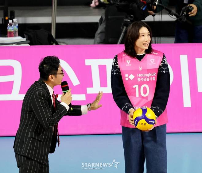 은퇴후 흥국생명 어드바이저로 활동하는 김연경이 24일 크리스마스 이브 삼산월드체육관에서 열린 2025-2026 진에어 흥국생명과 IBK기업은행 경기에 앞서 승리기원 시구를 한 후 후배들을 반갑게 맞고  있다. /사진=강영조 선임기자