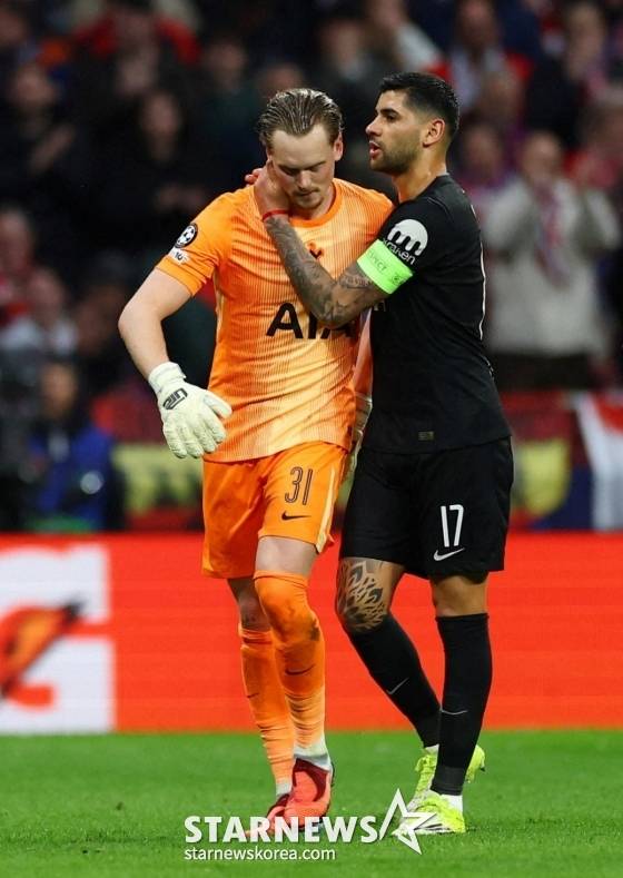 안토닌 킨스키(왼쪽)가 11일 오전 5시(한국시간) 스페인 마드리드의 리야드 에어 메트로폴리타노에서 열린  2025~2026 유럽축구연맹(UEFA) 챔피언스리그(UCL) 16강 1차전 아틀레티코 마드리드와 경기 전반 15분 만에 4실점하고 교체되고 있다. /로이터=뉴스1