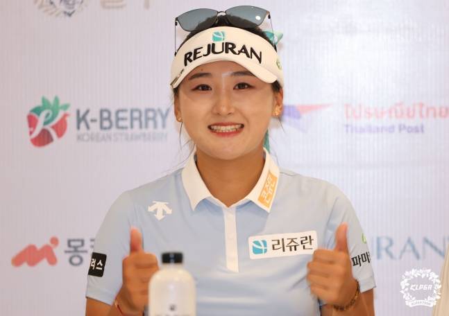 리슈잉이 리쥬란 챔피언십 미디어데이에서 포즈를 취하고 있다. /사진=KLPGA 투어 제공