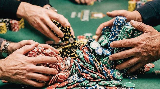 불법 환전상은 속칭 '짱구방'에 가짜 계정들을 모아놓고 한 계정에 게임머니 몰아준다.[사진 | 더스쿠프 포토, 제미나이]