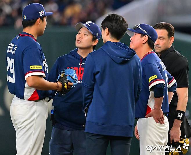 한국 야구 대표팀을 이끄는 류지현 감독은 2026 월드베이스볼클래식(WBC) 8강전을 앞두고 팔꿈치 염증 진단을 받아 미국 마이애미행 전세기에 탑승하지 못한 좌완 투수 손주영(LG트윈스)의 빈 자리를 문동주(한화 이글스)가 아닌 한국계 우완 투수 라일리 오브라이언(세인트루이스 카디널스)으로 메꾸는 걸 고려 중이다. 손주영은 지난 9일 일본 도쿄돔에서 열린 호주와의 대회 조별리그 C조 최종전에서 투구 도중 팔꿈치 통증을 호소했고, 병원 검진에서 좌측 팔꿈치 회내근 염증 및 부종 진단을 받아 10일간 휴식이 필요한 것으로 밝혀졌다. 엑스포츠뉴스DB