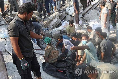 공습으로 파괴된 이란 초등학교 잔해의 구조대원들 [로이터 연합뉴스 자료사진. 재판매 및 DB 금지]