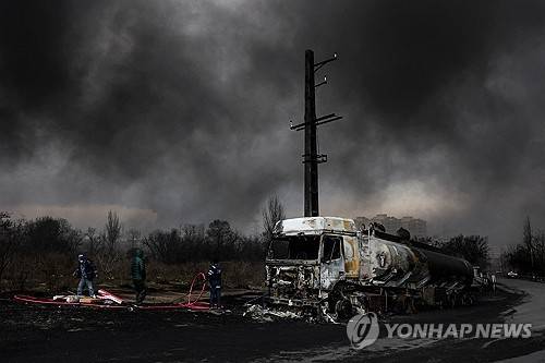 테헤란 북서부 샤흐런 연료 저장고 공습으로 뿜어져 나오는 검은 연기 [WANA/로이터 연합뉴스 자료사진 재판매 및 DB 금지]
