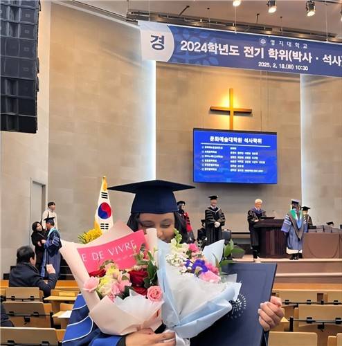 명지대 학위 수여식에서 꽃다발을 들고 기뻐하는 모습 [제공 사진]