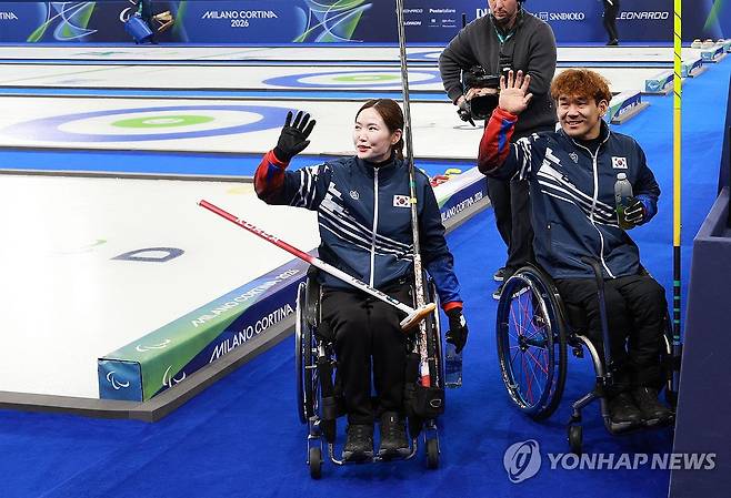 '이제는 결승이다' (코르티나담페초=연합뉴스) 한종찬 기자 = 10일(현지시간) 이탈리아 코르티나 컬링 올림픽 스타디움에서 열린 2026 밀라노·코르티나담페초 동계 패럴림픽 휠체어컬링 믹스더블 준결승 대한민국 대 미국의 경기. 이용석과 백혜진이 승리를 거둔 뒤 인사하고 있다. 2026.3.11 saba@yna.co.kr