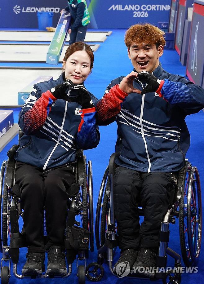 '이제는 결승이다' (코르티나담페초=연합뉴스) 한종찬 기자 = 10일(현지시간) 이탈리아 코르티나 컬링 올림픽 스타디움에서 열린 2026 밀라노·코르티나담페초 동계 패럴림픽 휠체어컬링 믹스더블 준결승 대한민국 대 미국의 경기. 이용석과 백혜진이 승리를 거둔 뒤 세리머니를 하고 있다. 2026.3.11 saba@yna.co.kr