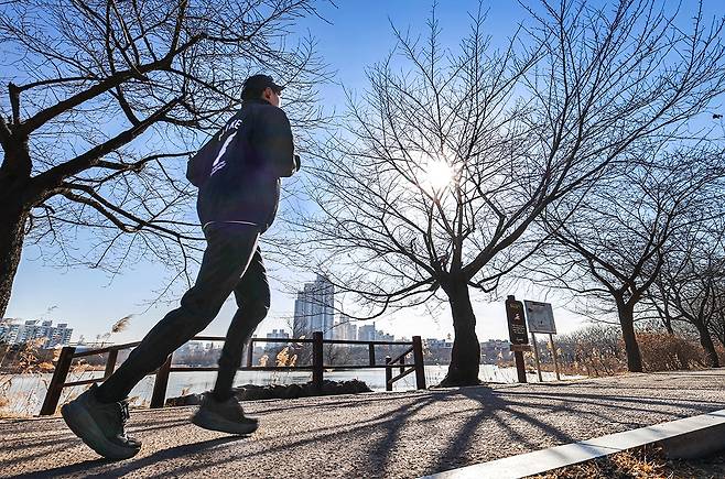만석공원에서 운동하는 시민 [사진/정동헌 기자]