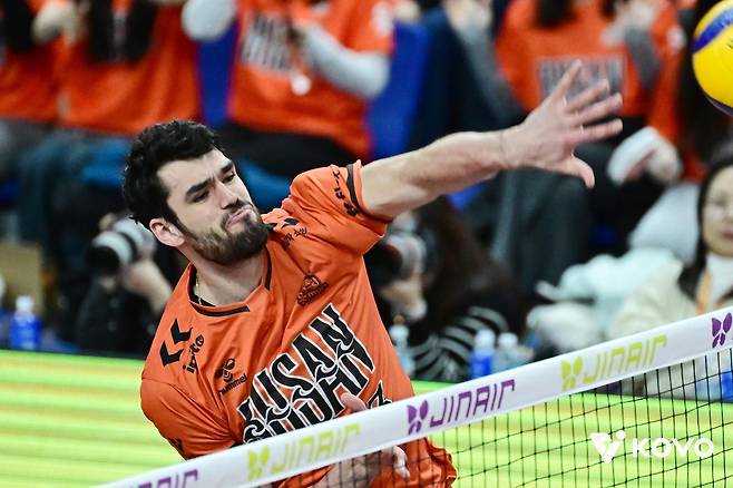 공격하는 OK저축은행의 디미트로프  [한국배구연맹 제공. 재판매 및 DB 금지]