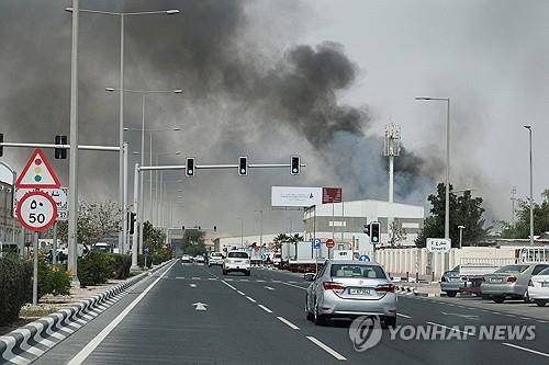 카타르 도하에서 포착된 검은 연기  [로이터 연합뉴스 자료사진. 재판매 및 DB 금지]