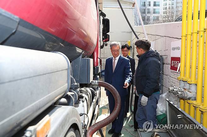 손주석 한국석유공사 사장, 유조차 석유제품 입하 현황 점검 (서울=연합뉴스) 손주석 한국석유공사 사장이 9일 울산 자영알뜰주유소를 방문, 유조차 석유제품 입하 현황을 점검하고 있다. 2026.3.9 [한국석유공사 제공. 재판매 및 DB 금지] photo@yna.co.kr