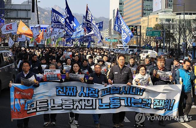 행진하는 민주노총 (서울=연합뉴스) 최재구 기자 = '노란봉투법'(노동조합 및 노동관계조정법 2·3조 개정 법률) 시행 첫날인 10일 서울 세종로에서 열린 민주노총 투쟁 선포대회에서 집회를 마친 민주노총 조합원 등이 행진하고 있다. 2026.3.10 jjaeck9@yna.co.kr