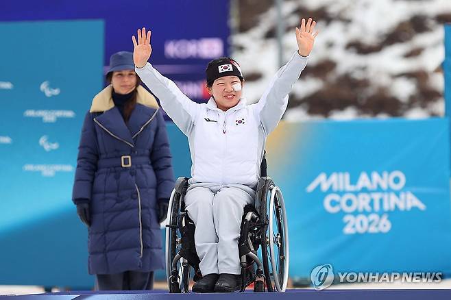 김윤지, 크로스컨트리 '은빛 질주'…두 번째 메달 (서울=연합뉴스) 10일(현지시간) 이탈리아 테세로 크로스컨트리 스타디움에서 열린 2026 밀라노·코르티나 동계 패럴림픽 크로스컨트리스키 여자 스프린트 좌식 결선 시상식에서 은메달을 차지한 김윤지가 기뻐하고 있다. 2026.3.10 [대한장애인체육회 제공.재판매 및 DB 금지] saba@yna.co.kr