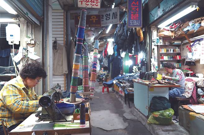 한국전쟁 이후 인천 동구 송현동 일대에 형성돼 최근까지 자리를 지켰던 양키시장(송현자유시장)이 지난 6월 보상절차를 끝으로 문을 닫았다. 양키시장이 철거된 후 경인전철 동인천역 일대에서는 개발사업이 진행된다. 2010년대 양키시장 내부 모습. /유동현 전 인천시립박물관장 제공