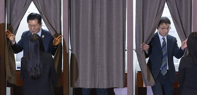 ▲&nbsp;더불어민주당 정청래 대표(왼쪽)와 한병도 원내대표가 12일 국회에서 열린 3월 임시국회 1차 본회의에서 진성준 신임 국회 예결위원장 선임을 위한 무기명 전자 투표를 마친 뒤 투표소를 나오고 있다. /연합뉴스