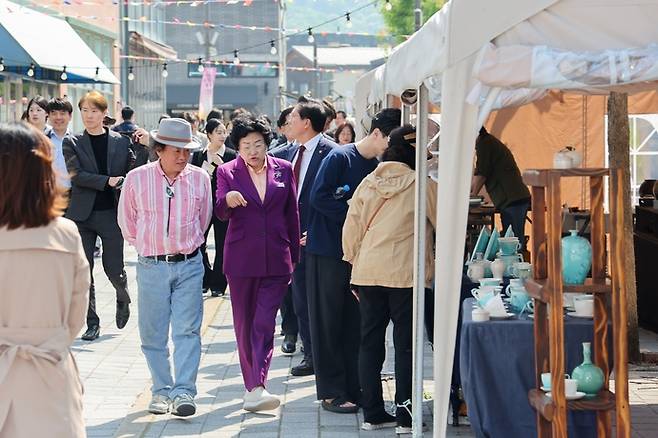 지난해 개최된 제23회 이천도자기축제 현장. 김경희 이천시장이 축제 관계자와 이야기를 나누고 있다. 사진=이천시청