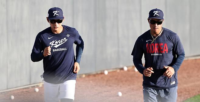 WBC 8강전 경기를 앞둔 한국 야구대표팀의 이정후(샌프란시스코 자이언츠)와 안현민(KT위즈)이 11일(현지시각) 미국 플로리다주 마이애미 FIU 베이스볼 스타디움에서 훈련을 하고 있다. 연합