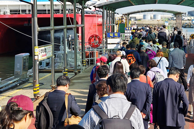 지난해 6월 백령도에 입도하는 관광객들로 붐비는 연안부두 모습