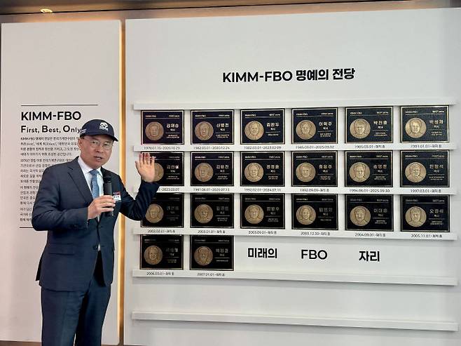 기계연 본관 로비에 조성된 'FBO'(First, Best, Only) 명예의 전당에 대해 설명하고 있다.