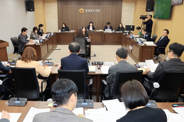 ▲ 12일 충북도의회 회의실에서 도의회 산업경제위원회가 6개 부서에 대한 2026년도 제1회 추가경정 예산안을 심사하고 있다. /충북도의회 제공