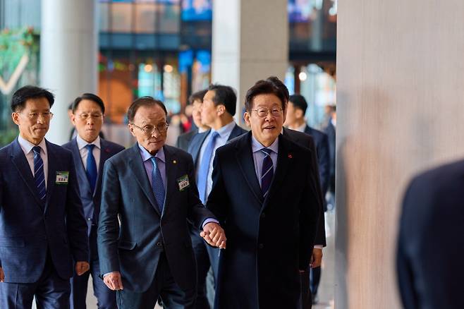 이해찬 민주평화통일자문회의 수석부의장이 25일 베트남에서 치료 중 향년 73세로 별세했다고 민주평통이 밝혔다. 지난해 12월 2일 이재명 대통령이 경기 고양시 킨텍스에서 열린 제22기 민주평화통일자문회의 출범회의에서 이해찬 수석부의장과 입장하는 모습. /뉴시스