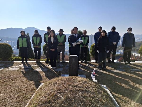 국립3.15민주묘지관리소(소장 이성철)는 지난해 11월 20일 창원시 마산회원구 구암동 국립3.15민주묘지에 있는 3.15의거 고 김동섭 열사 묘소를 찾아 참배했다. 이날은 열사 62번째 기일이었다. /국립3.15민주묘지관리소