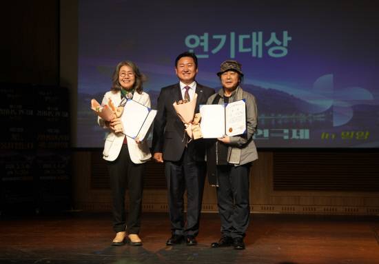 지난 11일 밀양아리랑아트센터에서 열린 제44회 경남연극제 시상식에서 연기대상을 받은 극단 아시랑 '나의 말금씨' 말금 역 김수현(왼쪽) 배우, 극단 벅수골 '태극기가 바람에' 태극기 노인 역 박승규(오른쪽) 배우가 수상 기념 사진을 찍고 있다. 백지영기자
