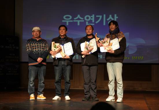 지난 11일 밀양아리랑아트센터에서 열린 제44회 경남연극제 시상식에서 우수연기상을 받은 창원예술극단 '리어, 길을 잃다' 리어 역 장은호(왼쪽 두번째) 배우, 극단 고도 '공원 벤치가 견뎌야 하는 상실의 무게' 원일 역 차영우(왼쪽 세번째) 배우, 극단 상상창꼬 '어느날 아침 깨어나 보니 AI가 되어 있었다' 기준 역 강주성(왼쪽 네번째) 배우가 수상 기념 사진을 찍고 있다. 백지영기자