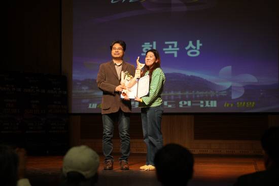 지난 11일 밀양아리랑아트센터에서 열린 제44회 경남연극제 시상식에서 극단 아시랑이 선보인 연극 '나의 말금씨'로 희곡상을 받은 김정숙(오른쪽) 작가가 수상 기념 사진을 찍고 있다. 백지영기자