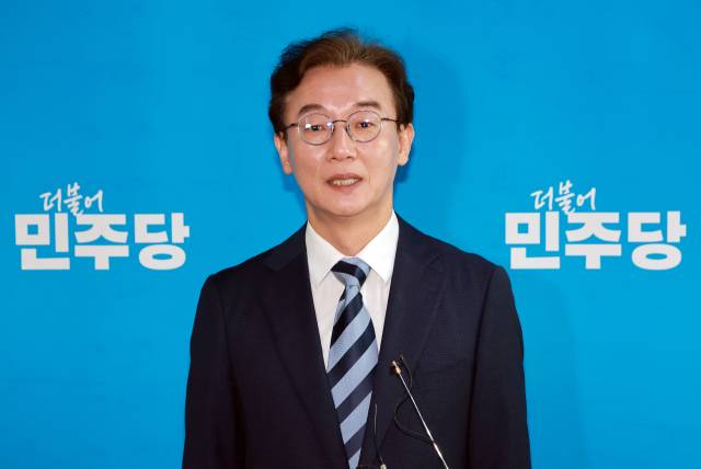더불어민주당 전재수 의원이 12일 국회에서 민주당 정청래 대표와 면담을 마치고 면담 내용을 설명하고 있다. 연합뉴스