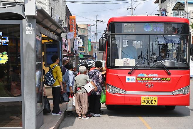 ▲ 도입 4년차를 맞은 청송군 농어촌버스 전면 무료 정책이 지역 경제를 활성화 시키고 노인인구의 생활환경 확대에 큰 역할을 하고 있는 것으로 나타났다. 사진은 무료 버스를 이용하는 주민들. 청송군 제공