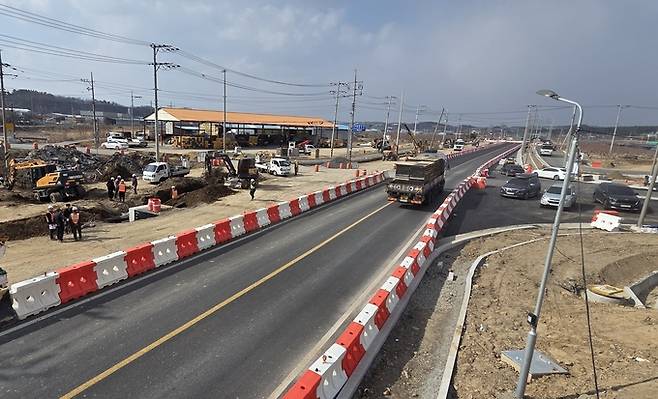 ▲ 영천시 금호읍과 대창면 일원에 조성 중인 '서영천 하이패스IC' 인근 지방도로 공사가 한창 진행중이다. 권오석 기자